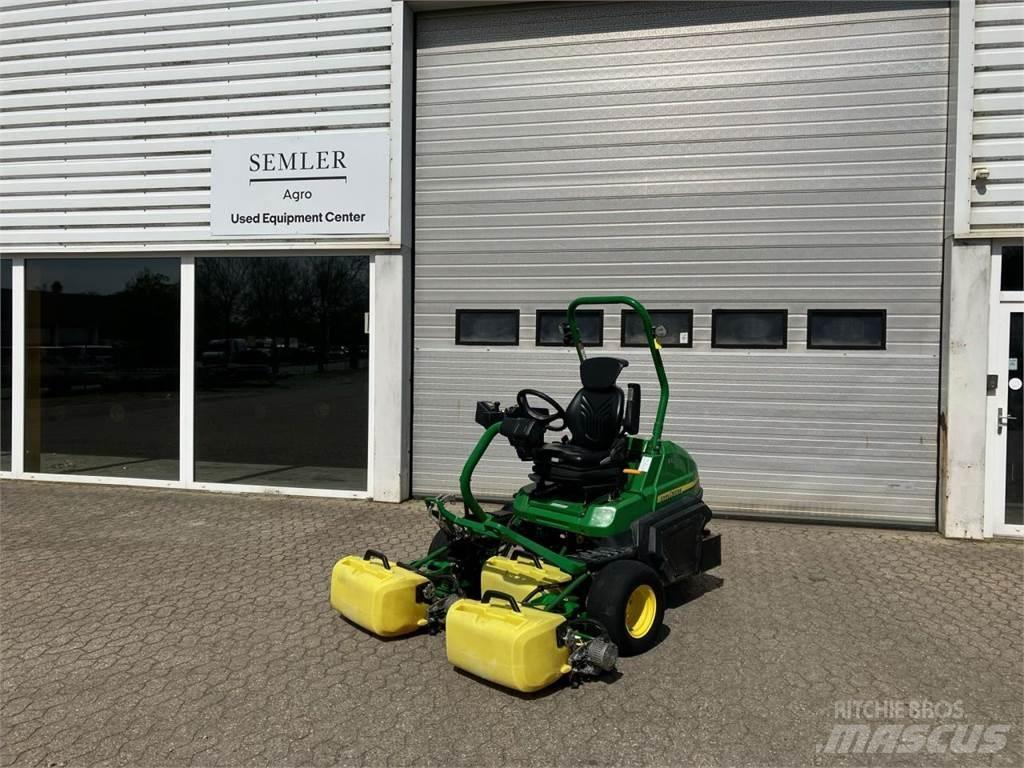 John Deere 2700 ماكينات جز العشب