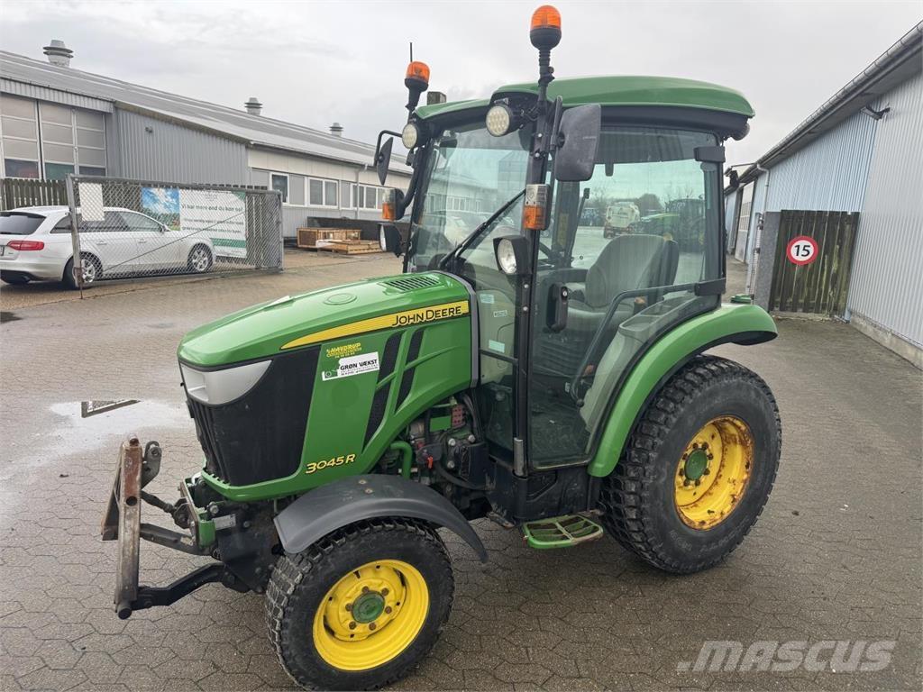 John Deere 3045R جرارات مدمجة