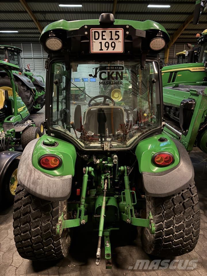 John Deere 3046R جرارات مدمجة