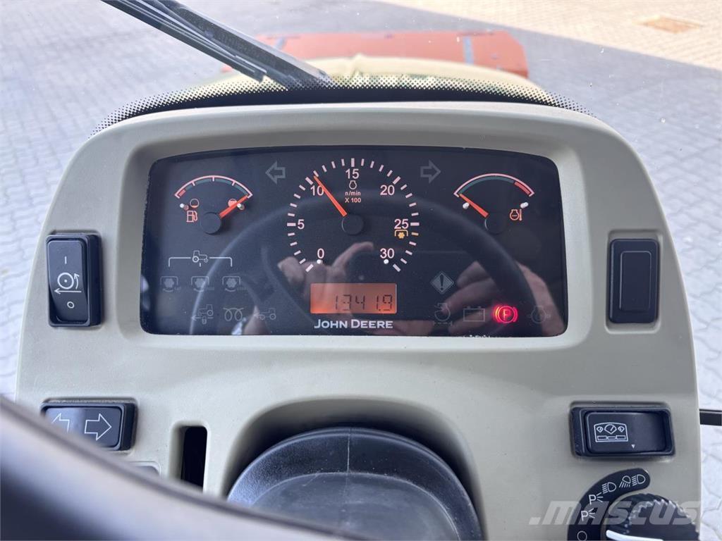 John Deere 3720 جرارات مدمجة