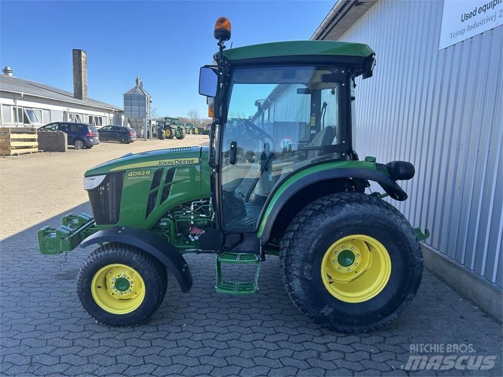John Deere 4052R جرارات مدمجة