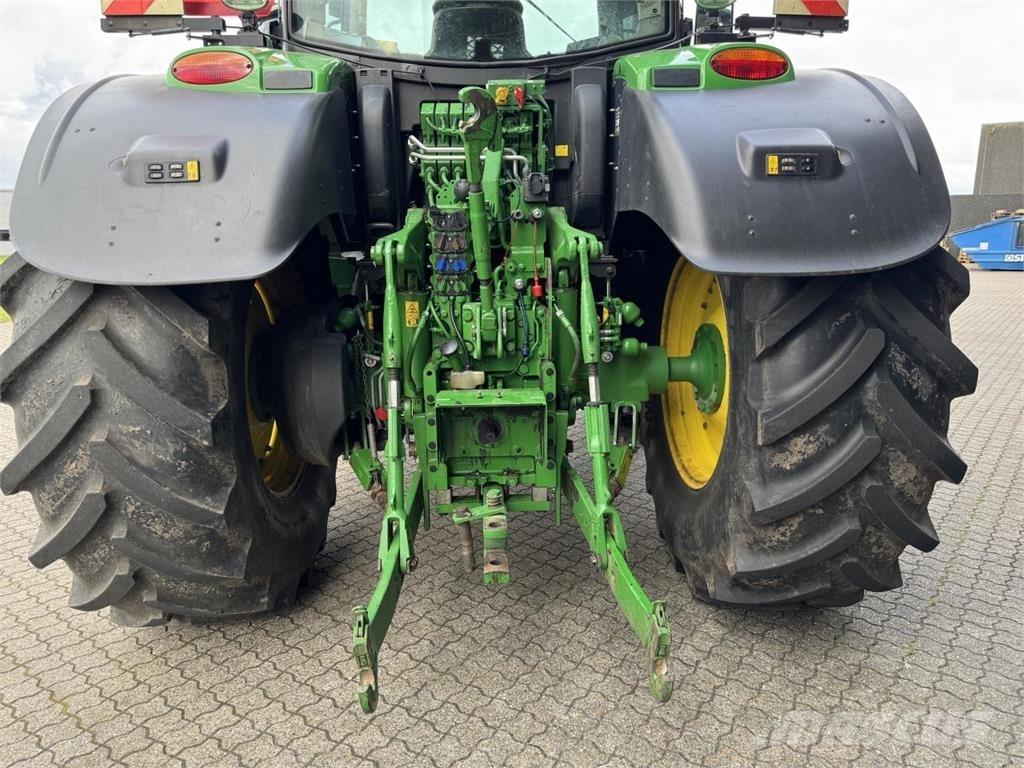 John Deere 6215R الجرارات