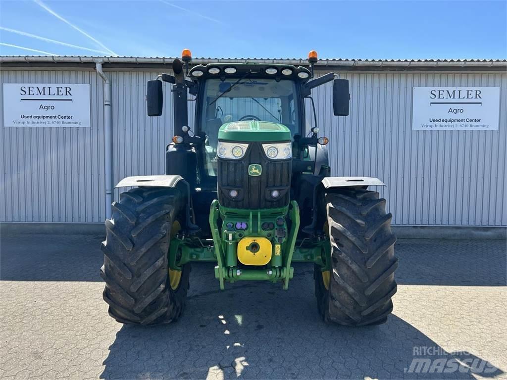 John Deere 6215R الجرارات