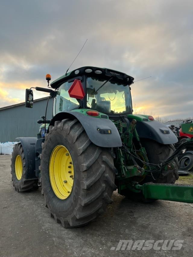 John Deere 6215R الجرارات