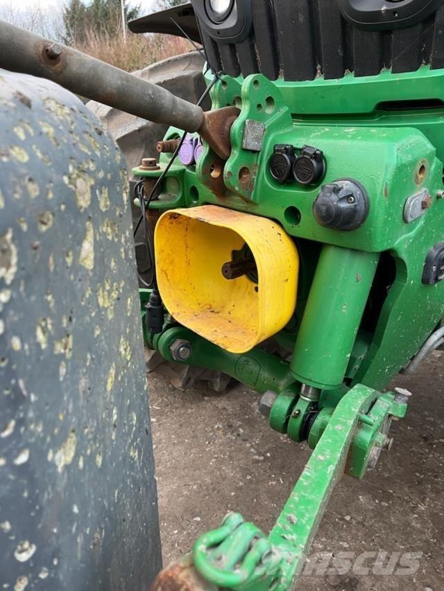 John Deere 6215R الجرارات