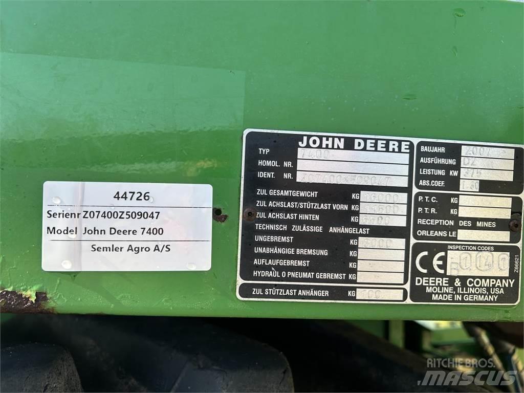 John Deere 7400 حصادات الأعلاف