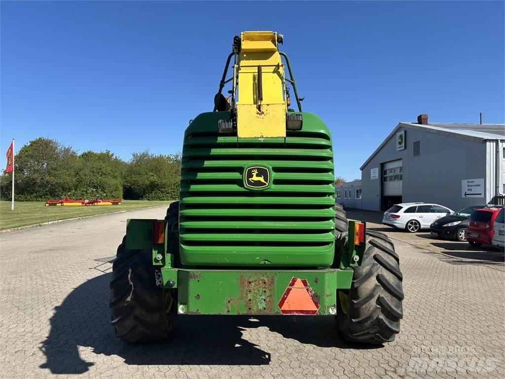 John Deere 7400 حصادات الأعلاف