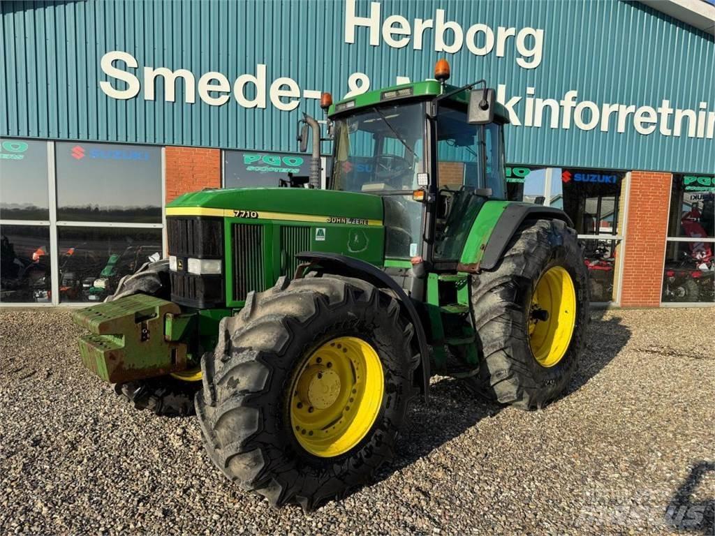 John Deere 7710 الجرارات
