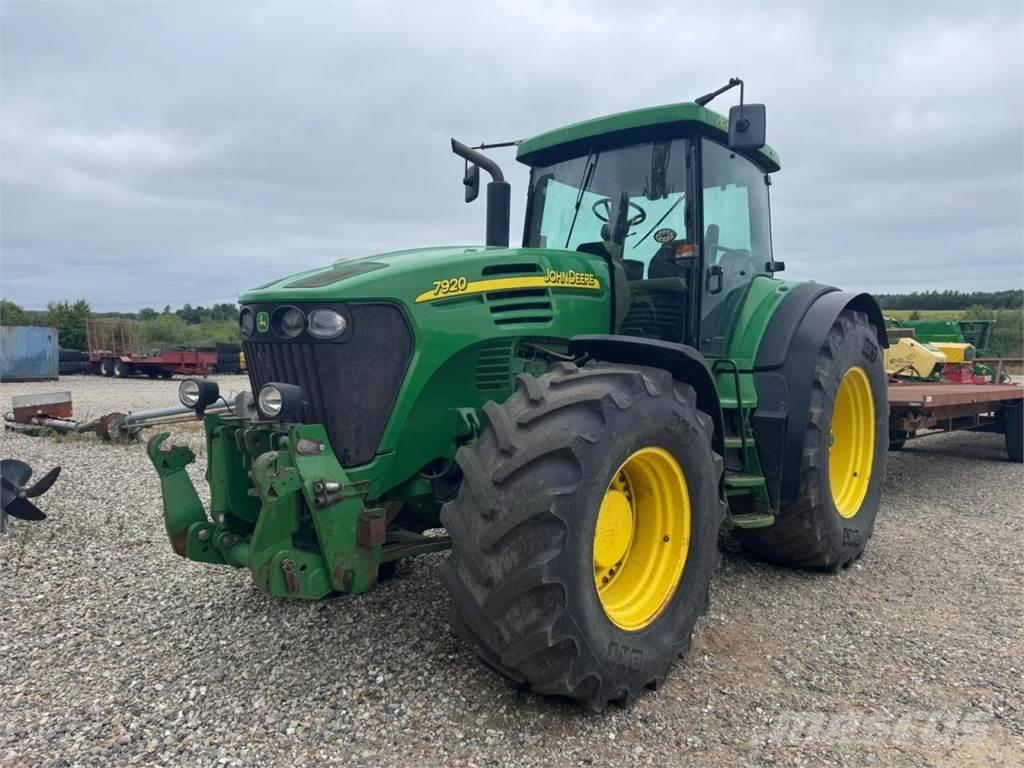 John Deere 7920 الجرارات