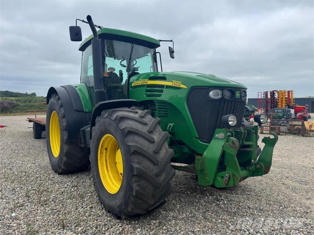 John Deere 7920 الجرارات