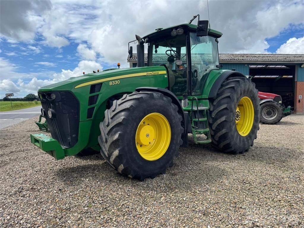John Deere 8330 الجرارات