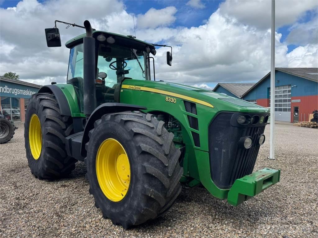 John Deere 8330 الجرارات