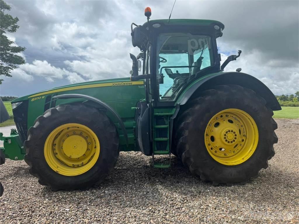 John Deere 8370R الجرارات