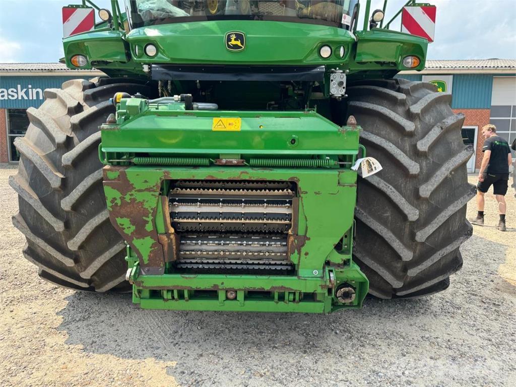 John Deere 8700 حصادات الأعلاف