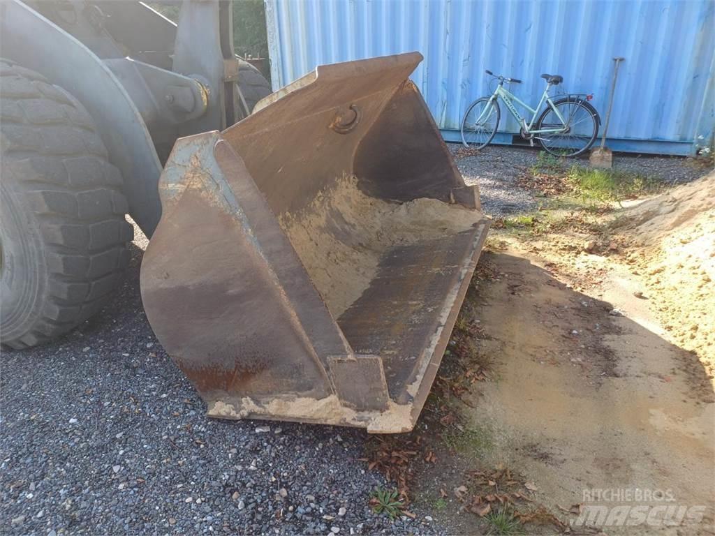 Komatsu WA270 لوادر بعجل