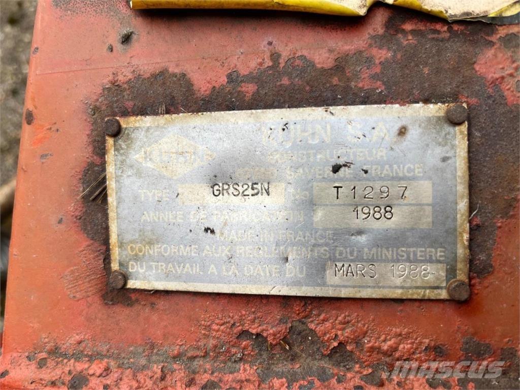 Kuhn GSR 25 N مكابس وميبسات التبن
