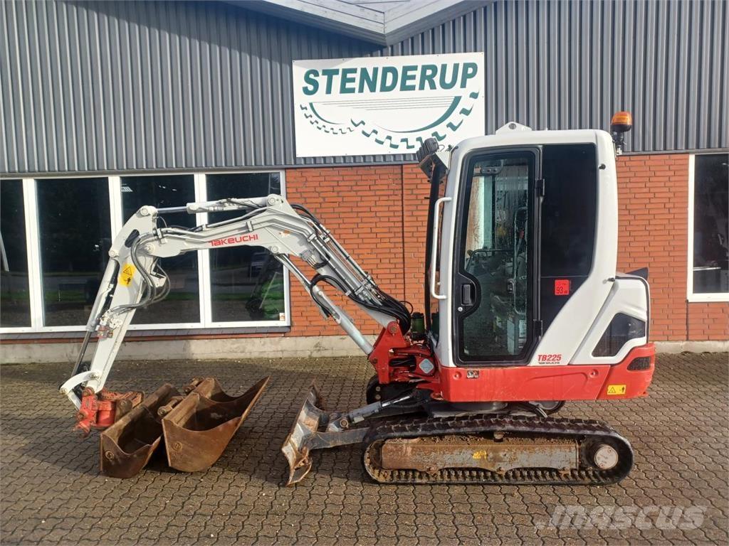 Takeuchi TB225 حفارات صغيرة أقل من 7 طن (حفارات صغيرة)
