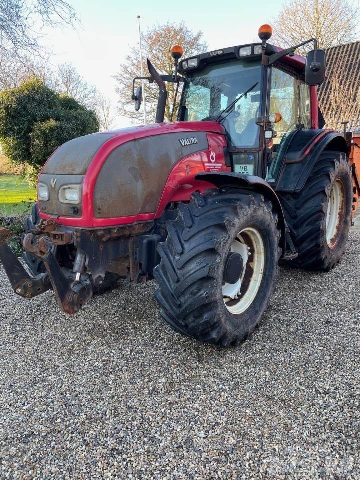 Valtra T151 الجرارات