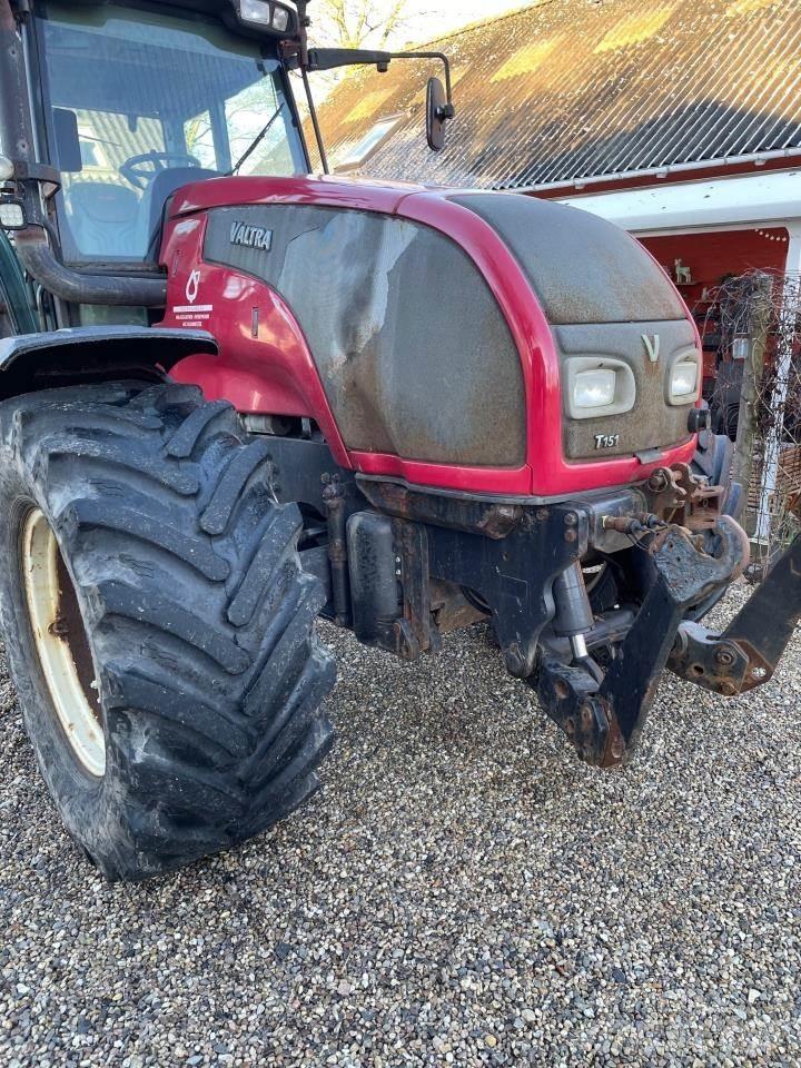 Valtra T151 الجرارات