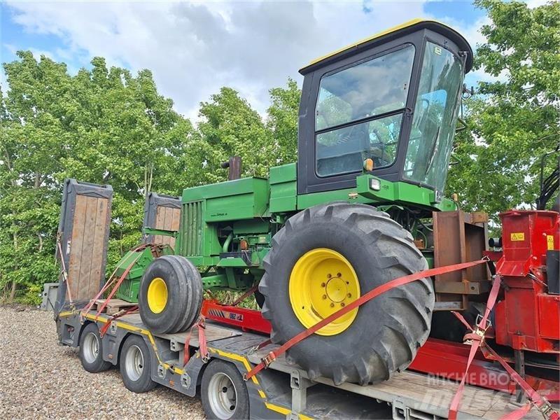 John Deere  علافات ذاتية الدفع