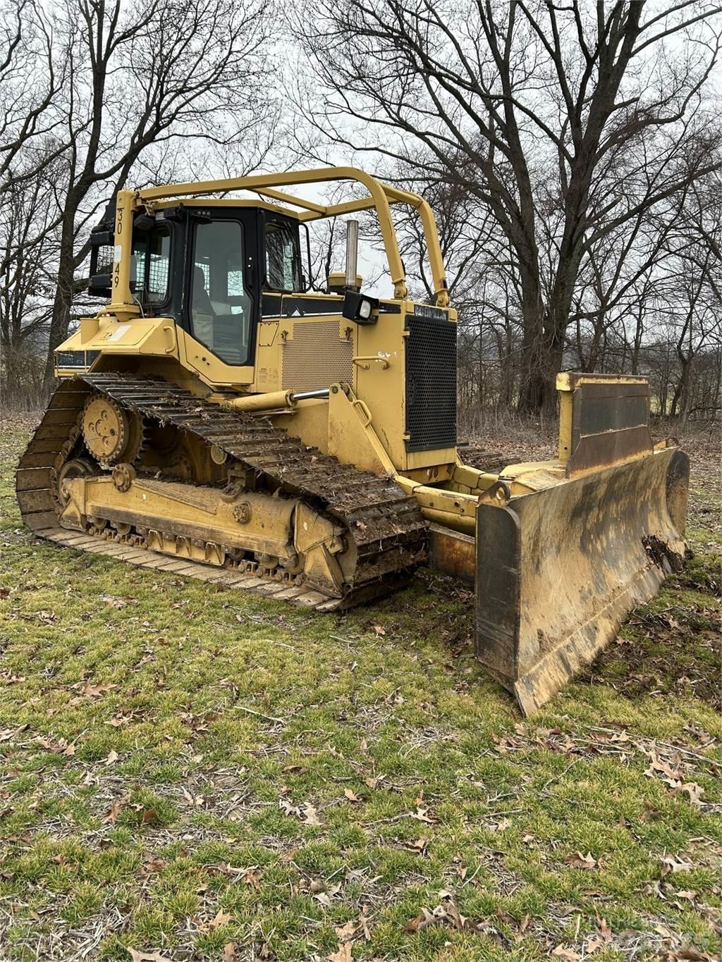 CAT D6M بلدوزرات مجنزرة