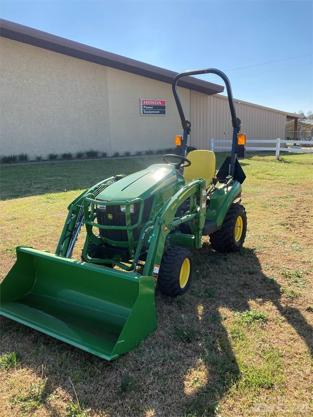 John Deere 1023E جرارات مدمجة