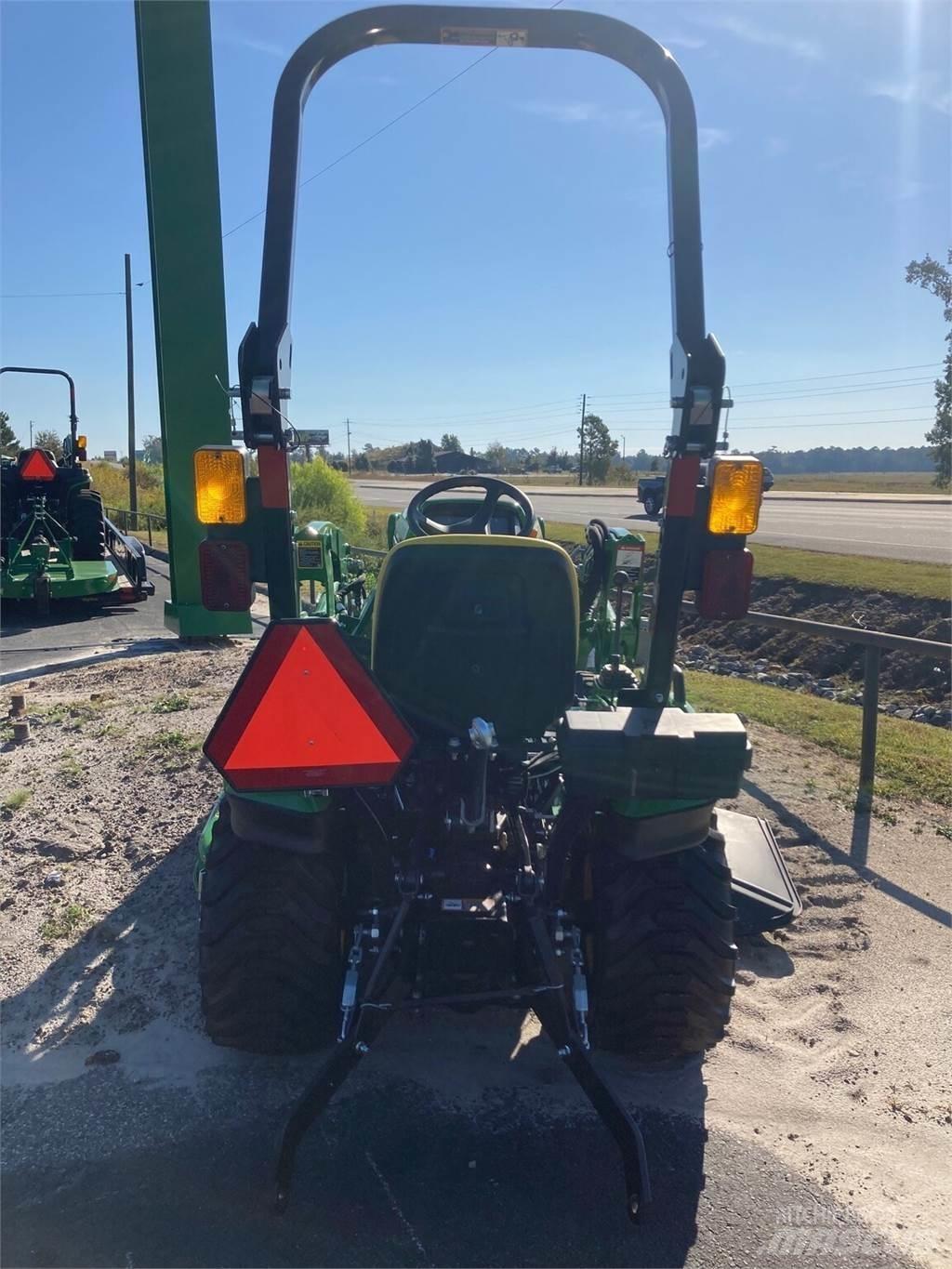 John Deere 1023E جرارات مدمجة