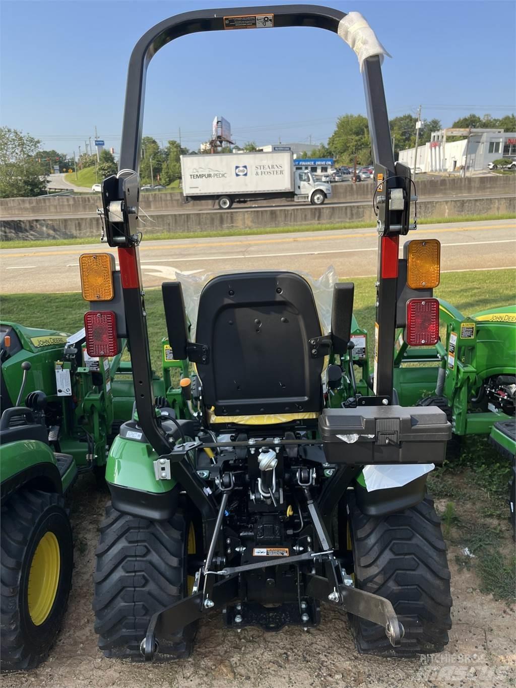 John Deere 1025R جرارات مدمجة