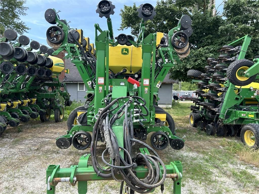 John Deere 1795 معدات بذر
