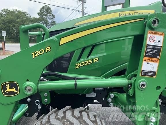 John Deere 2025R جرارات مدمجة