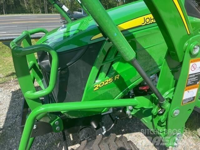 John Deere 2025R جرارات مدمجة