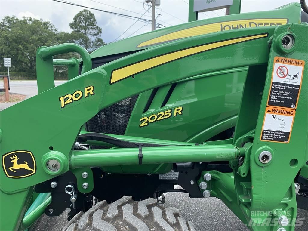 John Deere 2025R جرارات مدمجة