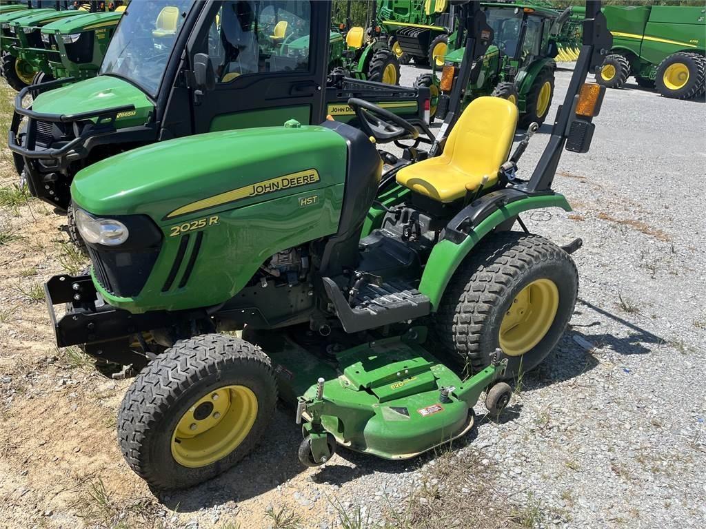John Deere 2025R جرارات مدمجة