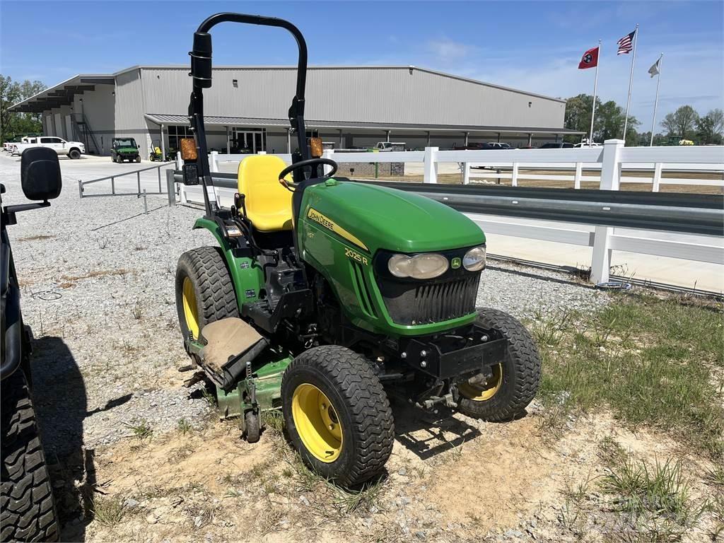 John Deere 2025R جرارات مدمجة