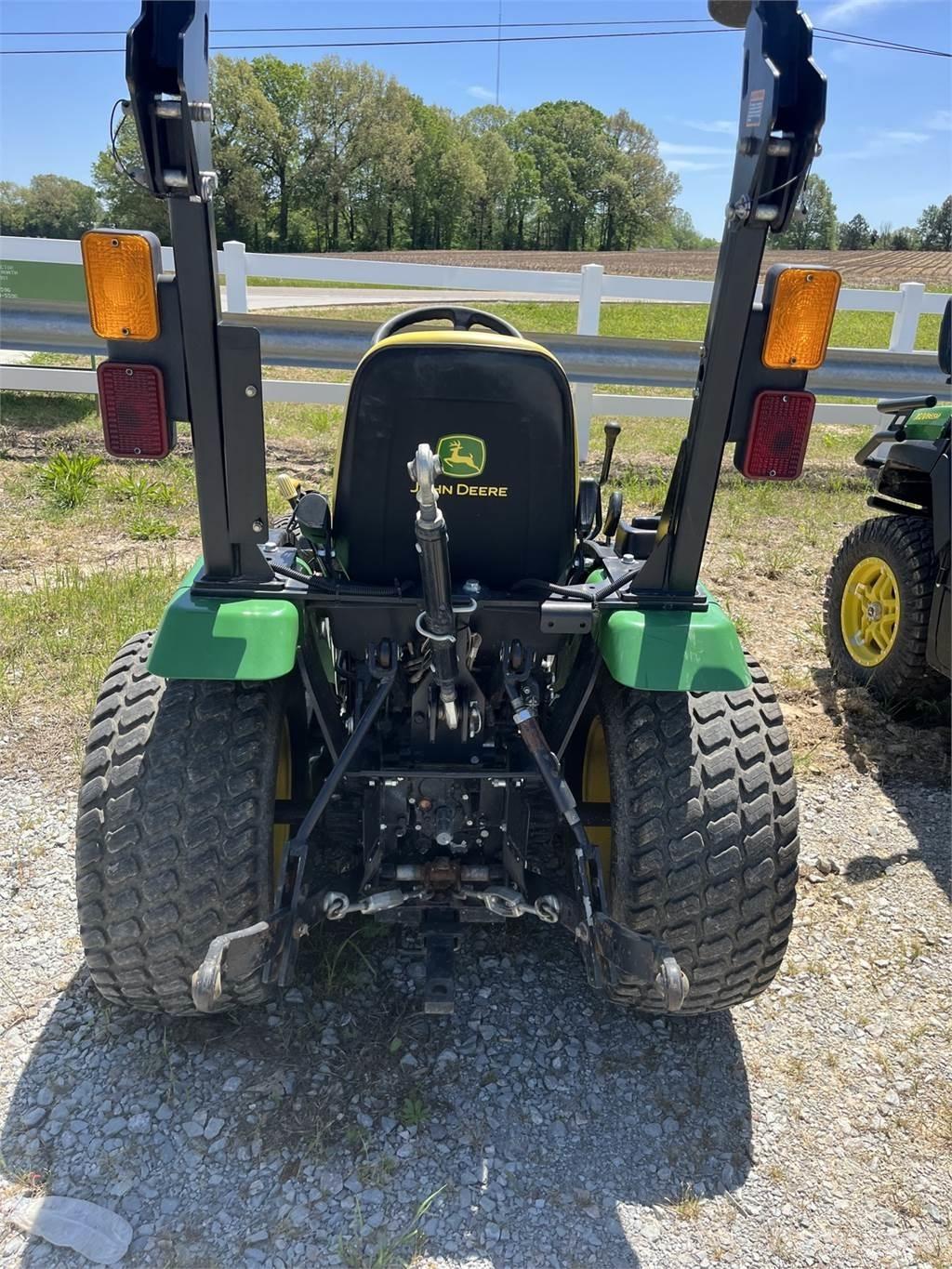 John Deere 2025R جرارات مدمجة