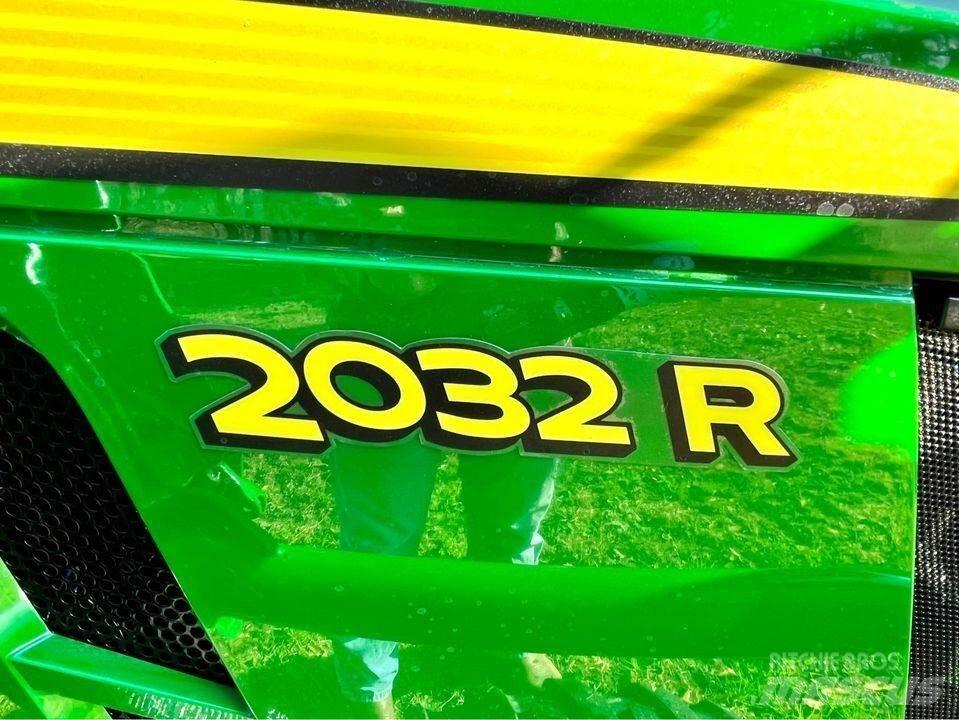 John Deere 2032R جرارات مدمجة