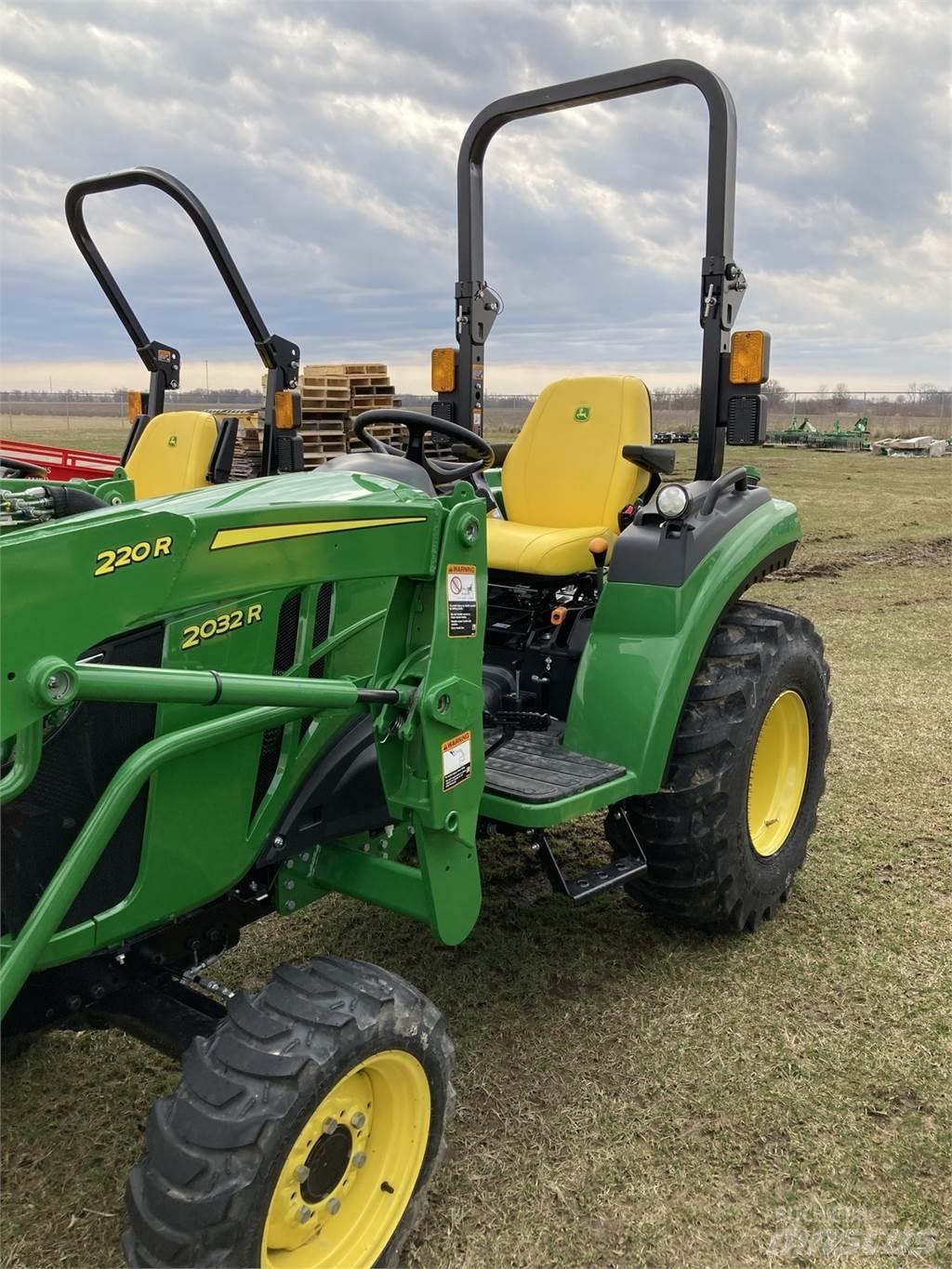 John Deere 2032R جرارات مدمجة