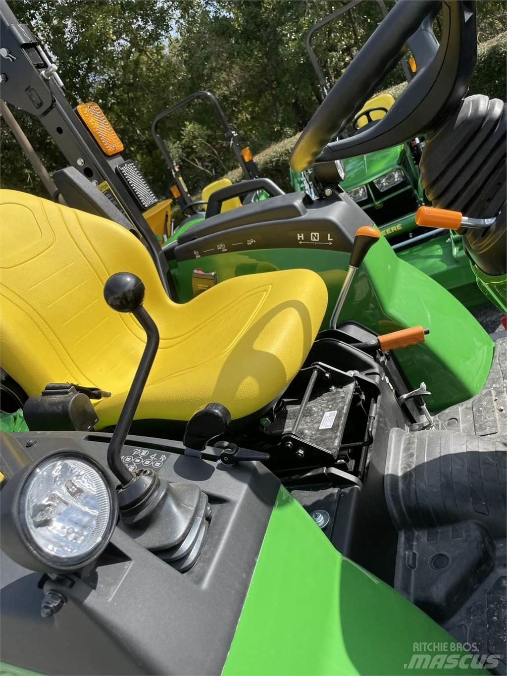 John Deere 2038R جرارات مدمجة