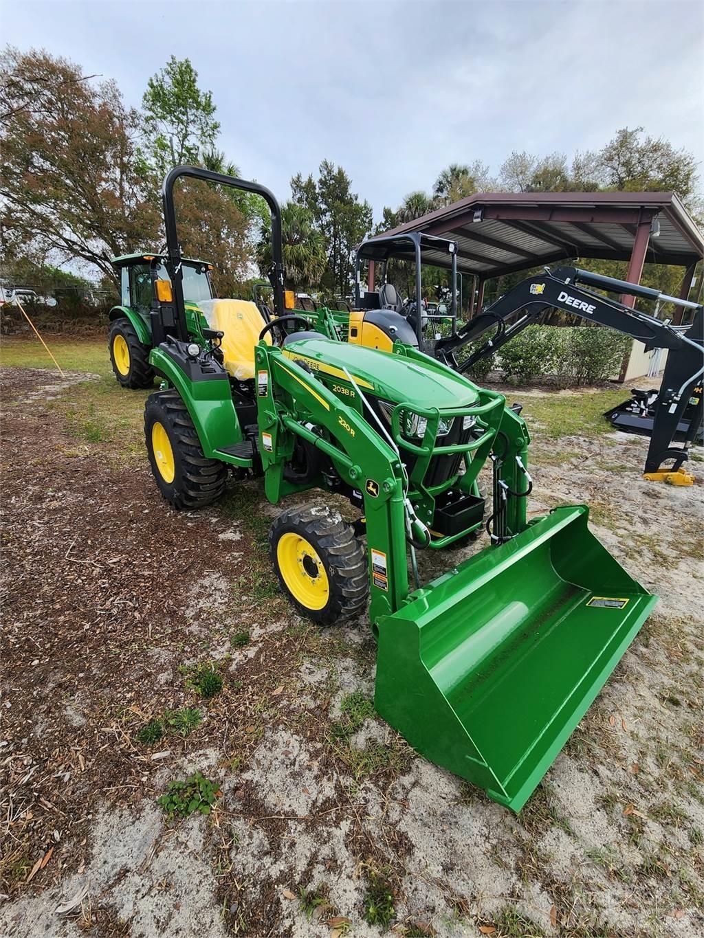 John Deere 2038R جرارات مدمجة
