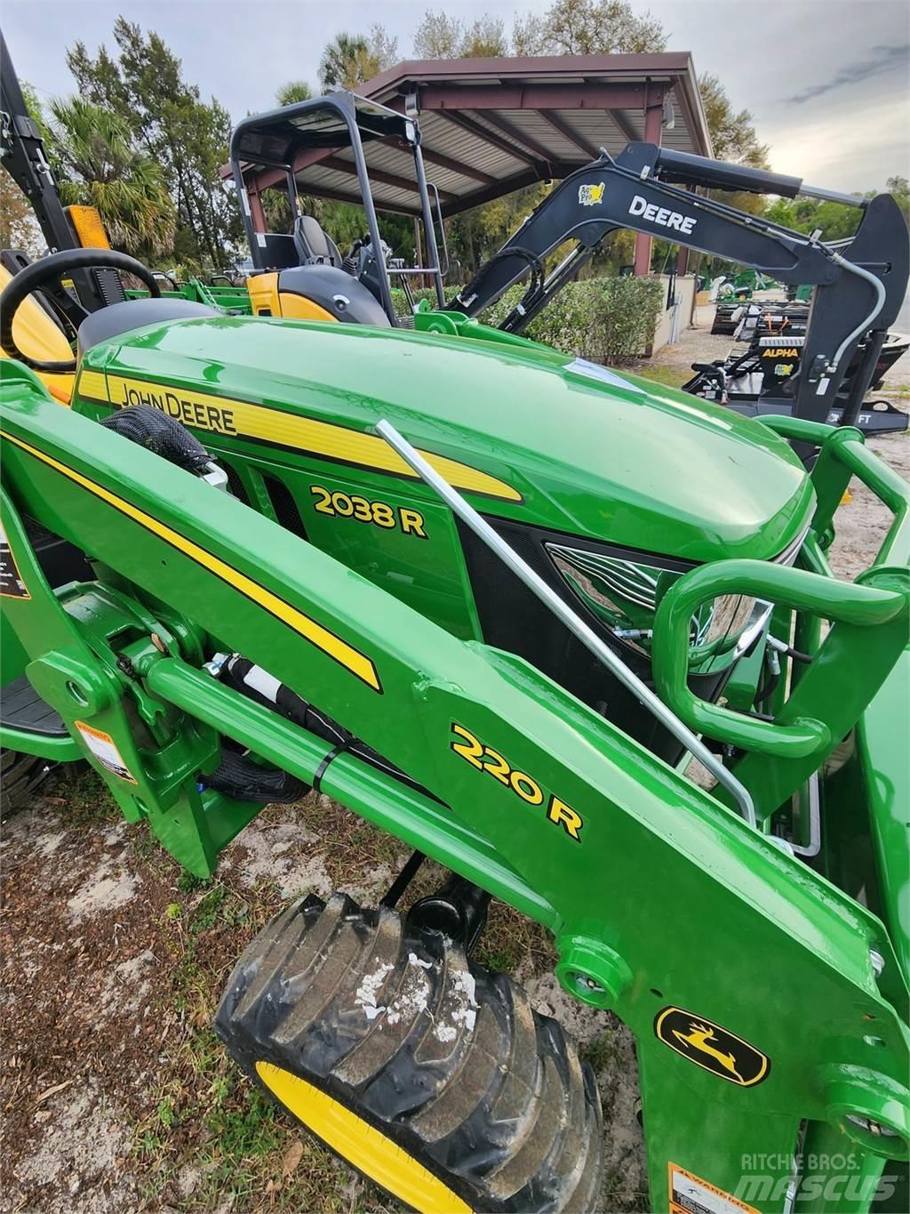 John Deere 2038R جرارات مدمجة
