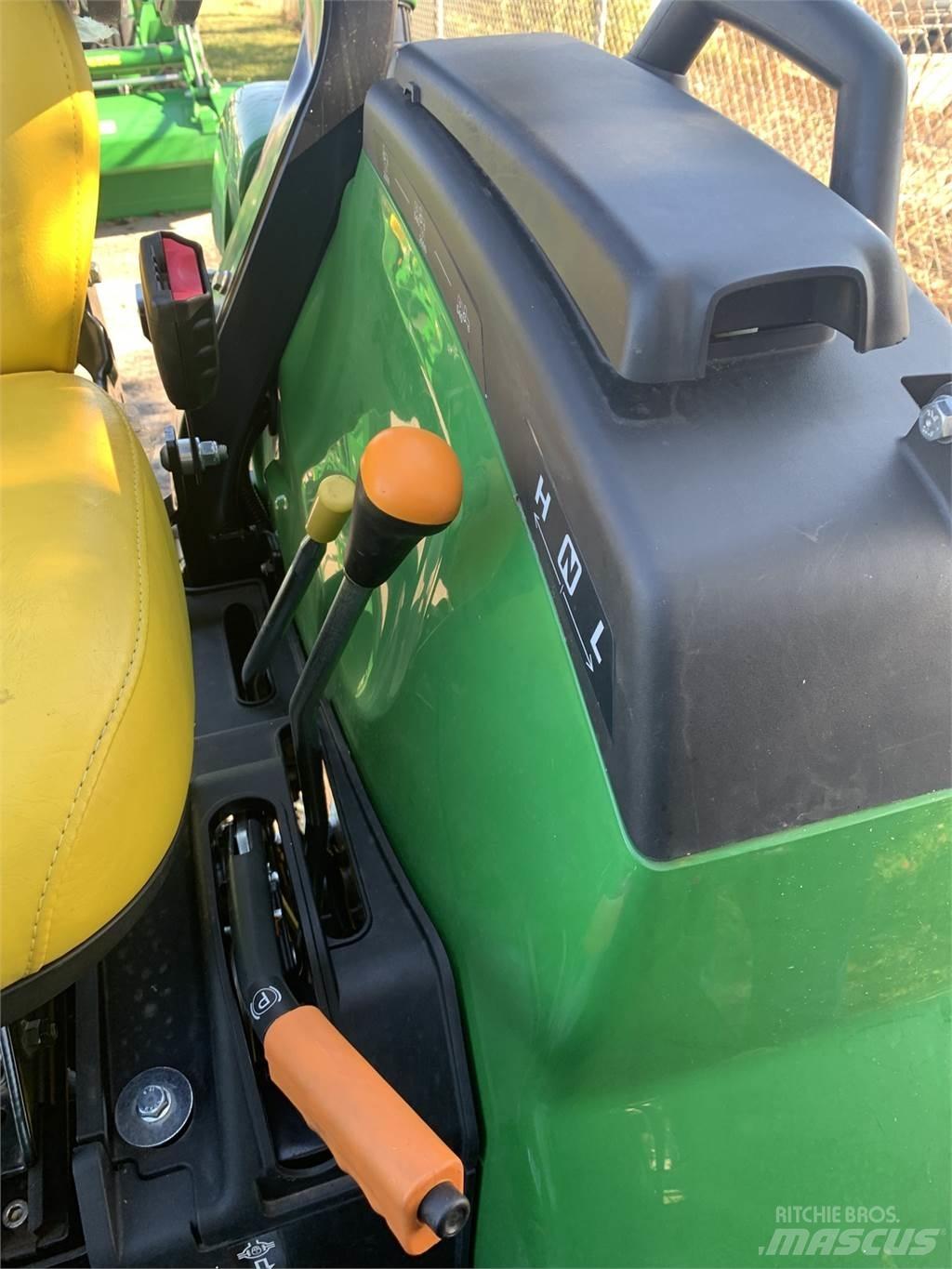 John Deere 2038R جرارات مدمجة