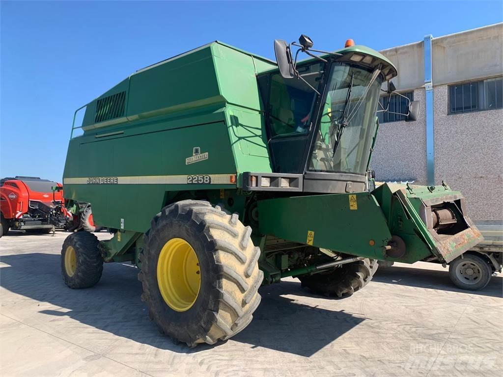 John Deere 2258 حصادات