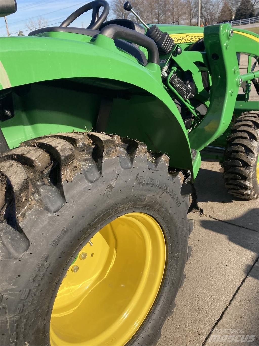 John Deere 3025D جرارات مدمجة