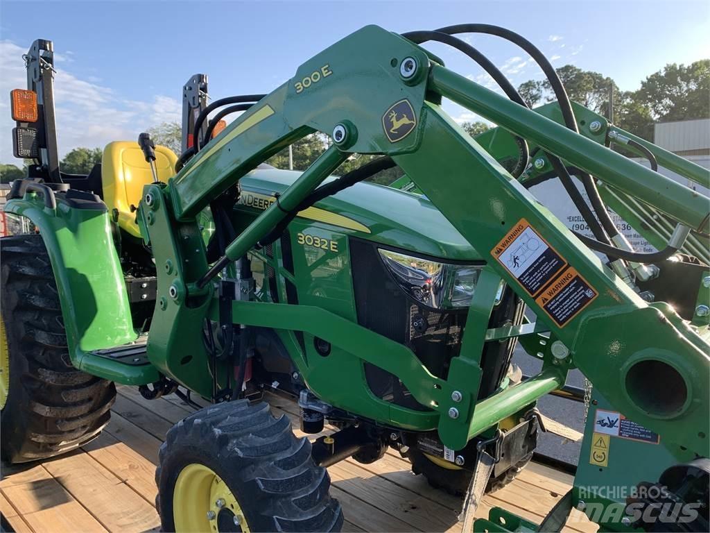 John Deere 3032E جرارات مدمجة