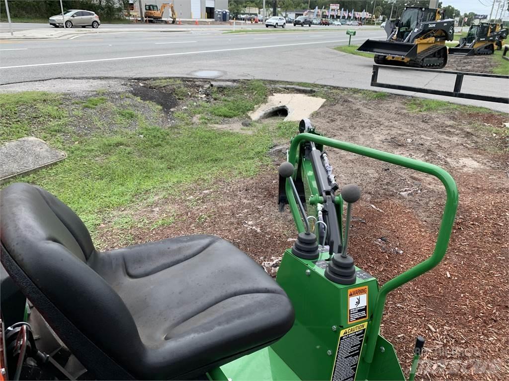 John Deere 3032E جرارات مدمجة