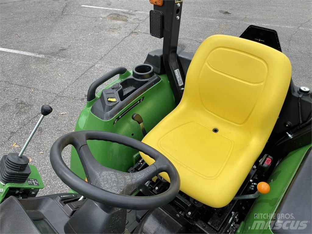 John Deere 3032E جرارات مدمجة