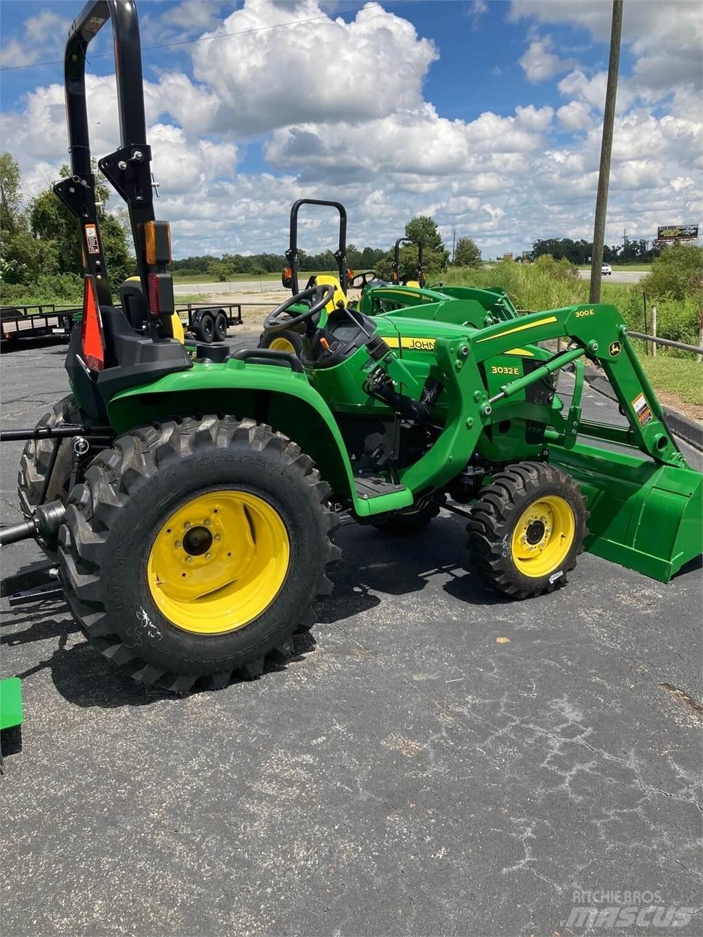 John Deere 3032E جرارات مدمجة