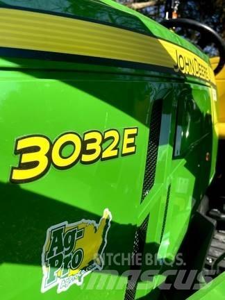 John Deere 3032E جرارات مدمجة