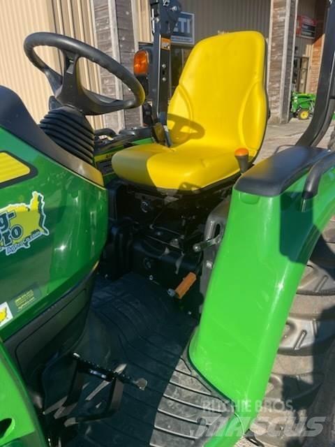John Deere 3033R جرارات مدمجة