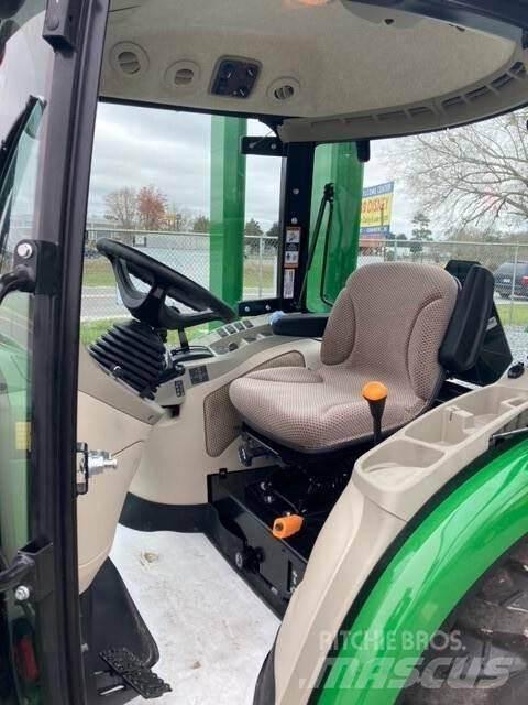 John Deere 3046R الجرارات
